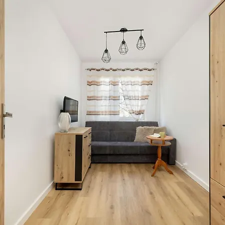 Jasny Apartament z Balkonem by Noclegi Renters Apartament